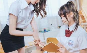 再次滑动观看喵糖映画的校服少女写真，内心其实在默念：真不错