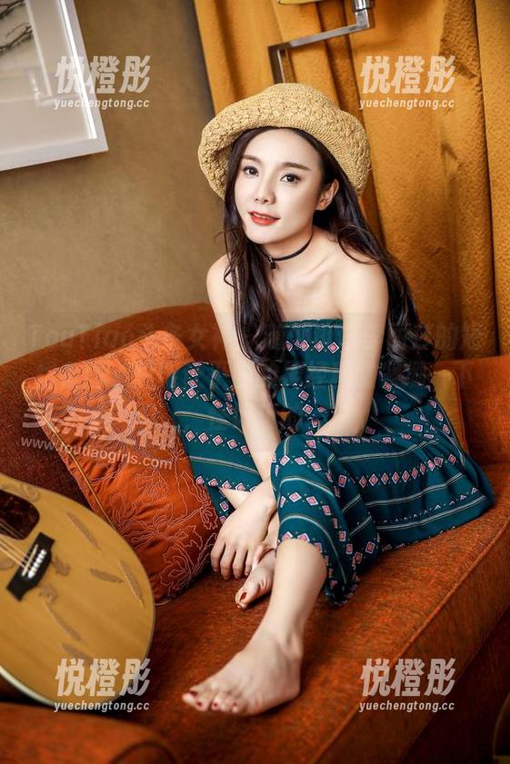 TouTiao头条女神-李丽莎 TouTiao头条女神 - 随便逛逛李丽莎的短裙套图,总能让平静的神经稍微紧绷一下,怪好玩的。