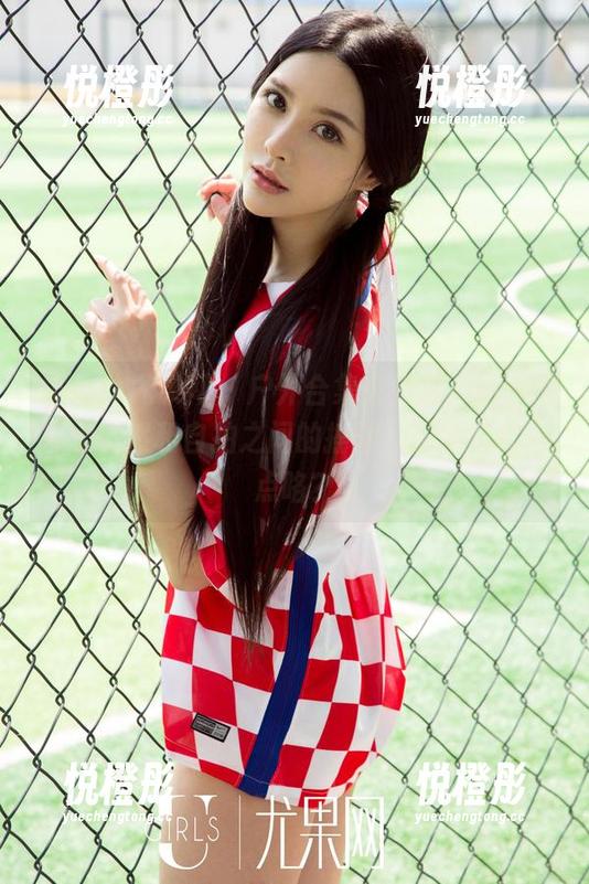UGirls尤果网 - 户外合集来捣乱，赵娜娜在大自然和自拍之间的摇摆，那就自然一点咯？
