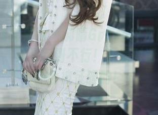 UGirls尤果网 – 郝晴Grace这次的女孩写真集，又是酥到不行！下载时请小心，你会被征服的！