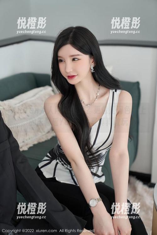 Xiuren秀人网-王馨瑶Yanni Xiuren秀人网 - 花嫁?更像是调色盘上的王馨瑶Yanni,写真真敢玩