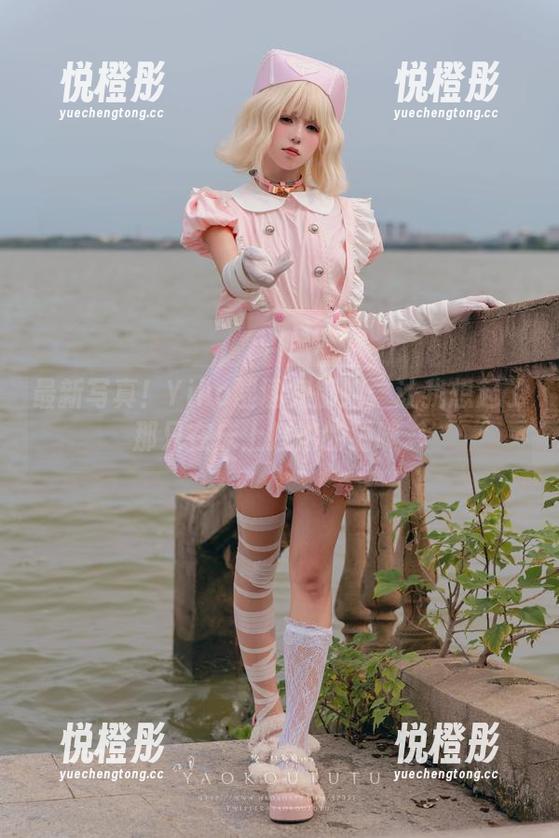 Yiko湿润兔 最新写真!Yiko湿润兔御姐:让我想起了那只在床上打滚的猫咪。