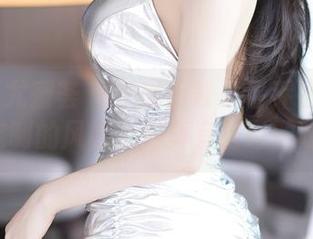 YouMi尤蜜荟 – 从黑色背景看乔漫妮mina定制的风格，她真有自己的味道