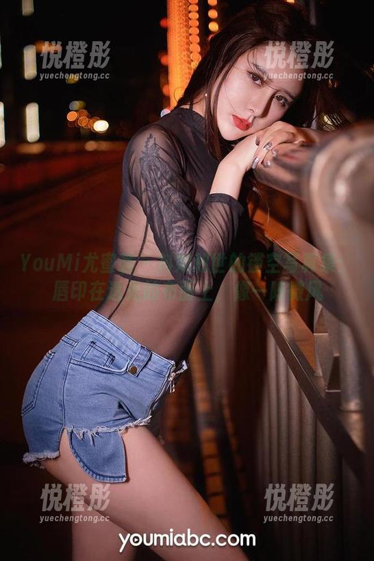 YouMi尤蜜荟 - 抖娘利世的镂空写真集：唇印在透光的布面上，像一阵微风
