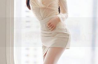 YouMi尤蜜荟 – 男人们注意了，黄歆苑的女神套图根本不想让你们专心工作！