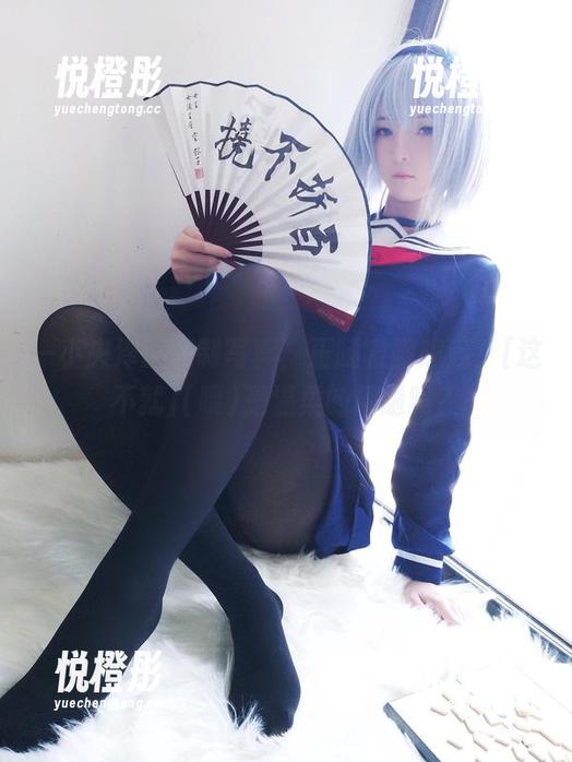一小央泽的定制写真，正腿微微翘起，[这不就](喂)是温柔的精髓吗？