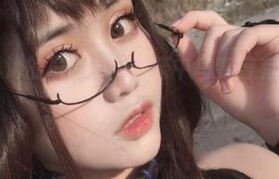 一笑芳香沁的最新cos让笼中鸟变得有趣，不禁想笑！