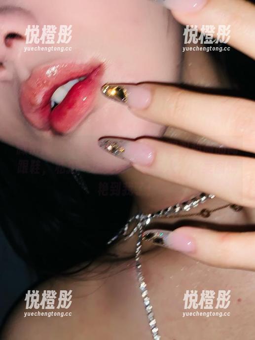 不爱笑的赛琳 微密圈 - 不爱笑的赛琳与她那双超高的高跟鞋,私拍一场变身‘小巨人’,美图惊艳到我了!