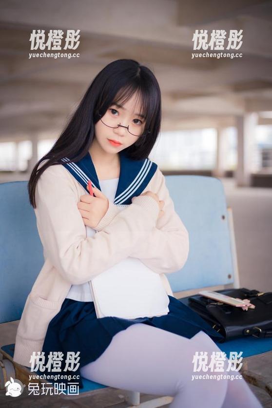 定制版制服裸腿，兔玩映画告别过季裤子，直接上腿！