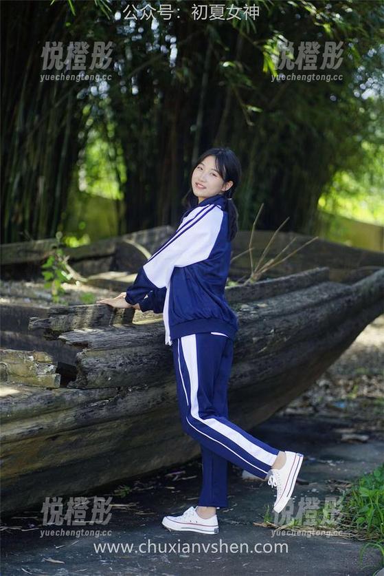 初夏女神-柒柒 初夏女神 - 柒柒,我的小心思在这水手服原图里飘起来了,壁纸配方完美!