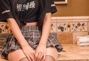 头条女神 – 泳池里的小热巴，在线撩妹神器，资源快安排！