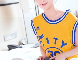 头条女神 – 更新了作品，李丽莎无意中点燃了我的丝袜想象！