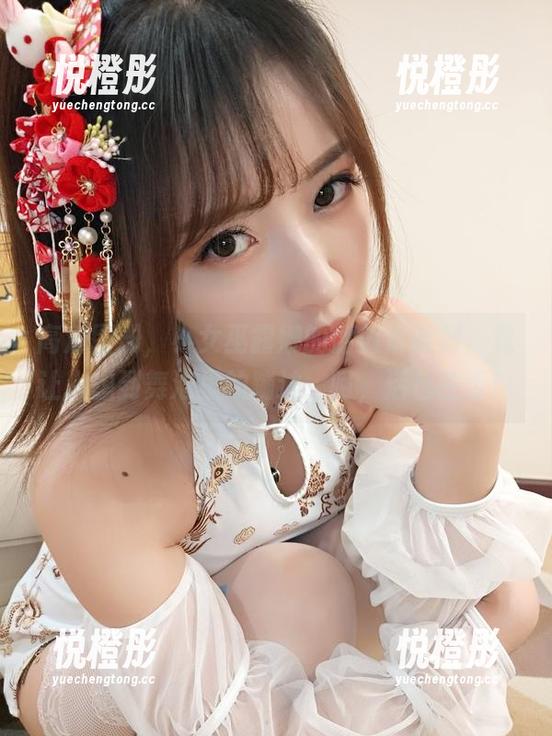 小女巫露娜 高清图册,小女巫露娜的镭射紫时刻,竟让人想到舞池里的蹦迪,呵,活色生香!