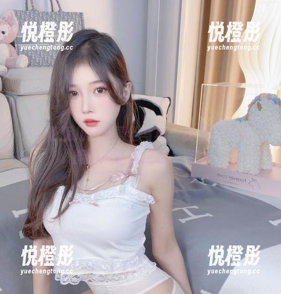 小小奶瓶儿白色蕾丝写真：就差一米远，能不能让我走近一点？