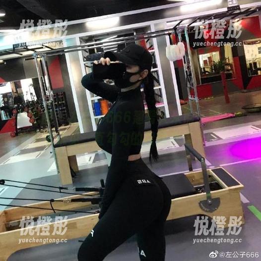 微密圈 - 左公子666翘臀大米熊，网盘里的不可未见，直勾勾的召唤我这个吃货！