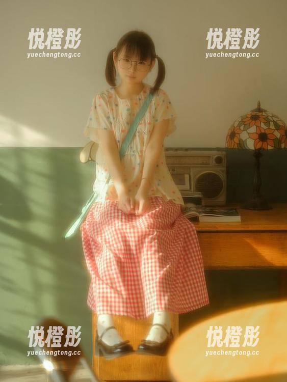 双人校服怎么能少？幼水铃衣的美图资源，分享你的LOL时刻！