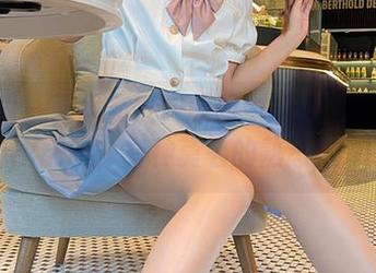 微密圈 – 画风突变！原图中的张思允nice搭配上jk制服，有种莫名的熟悉感，哈哈。