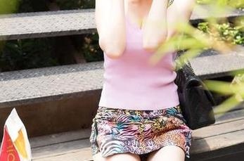 推女神 – 定制眼镜，不只是遮挡视线，Akiki朱若慕的写真有更深的意思？