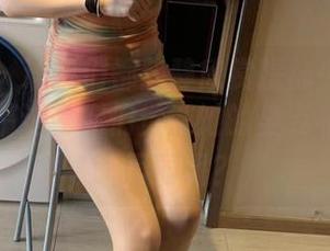 微密圈 – 让我们都静静欣赏提袜少女的美腿套图精选，你们觉得她的坐姿和站姿有啥不同呢？