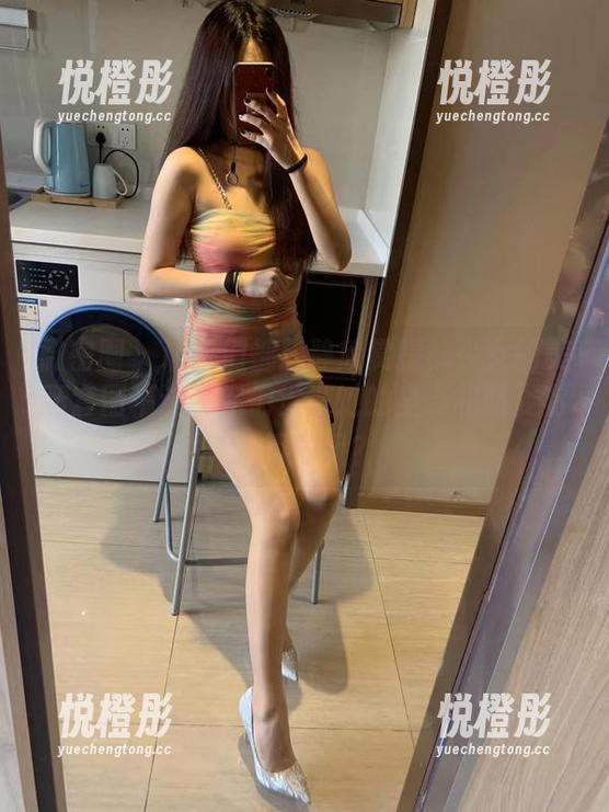 提袜少女 微密圈 - 让我们都静静欣赏提袜少女的美腿套图精选,你们觉得她的坐姿和站姿有啥不同呢?
