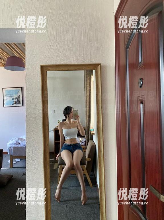 微密圈 - 白丝小护士文茜cool，私房图包里的姿态似在邀请我一同制造些小小的“医疗事故”。