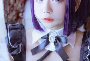 办公室作品集：日奈娇把桌子当成了最佳背景，不得不佩服。
