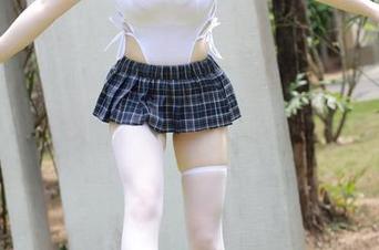 模范学院 – 伊小七MoMo那条短裙在明亮的背景下，就像一幅写真，不想眨眼啊！