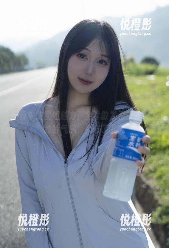 影像中的空姐魅力，全套散发着浅安安的独特气息，别忘了下载