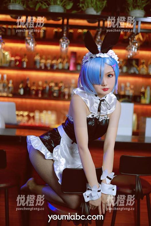 炸蛋Boom快来救我：图集里的YouMi制服猫娘，忽然间少了神圣的光环。