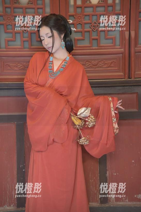 玉汇yuuhui的“天台猫猫”与“黑犬机器人女友”，美图免费，满满的脑洞尽在其中。