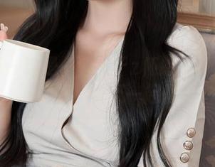 秀人网 – 这是一套关于z杯悠悠的比基尼诗意，下载去，夏天一起勇敢一点！