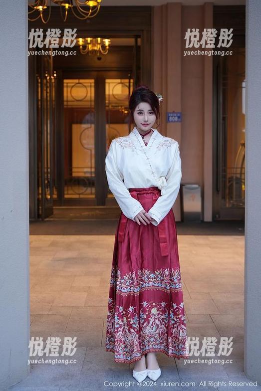 秀人网-大琪琪Emily 秀人网 - 大琪琪Emily的连体衣图集:不小心把自己裹成了一个完美的香肠~