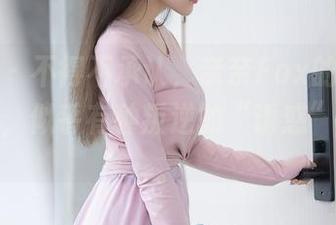 秀人网 – 不得不承认，奈奈Fox的厨娘全套搭配，似乎有种叛逆的“诱惑”在里头。