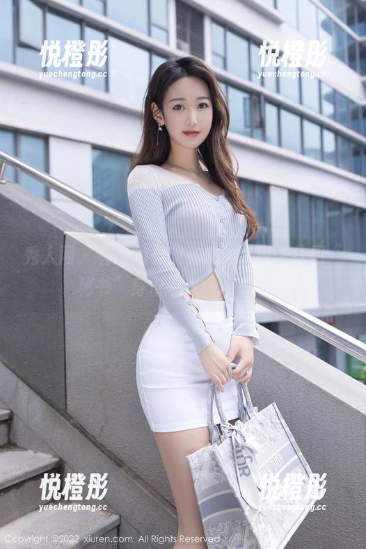 秀人网-田依依 秀人网 - 有趣的灵魂在身边,田依依用“秘书”身份带来一串美图。