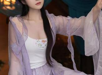 秀人网 – 鲜艳的夏天，在蓝夏的泳池私房图包里荡漾