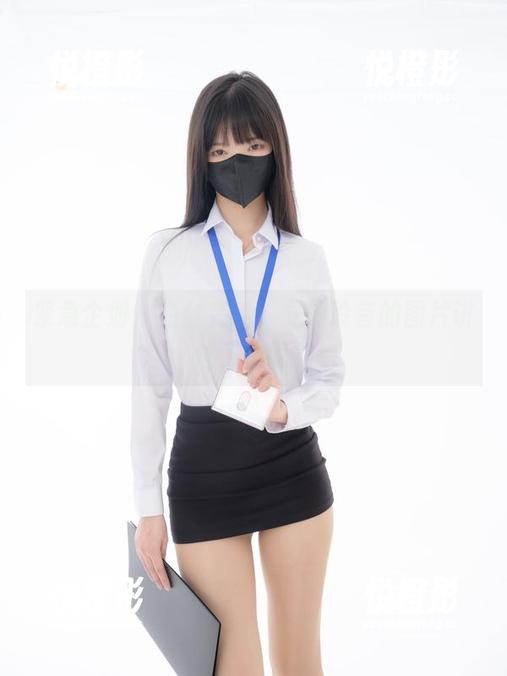 紧急企划 - 白丝在手，龙崎聆音的图片讲述了啥呢？