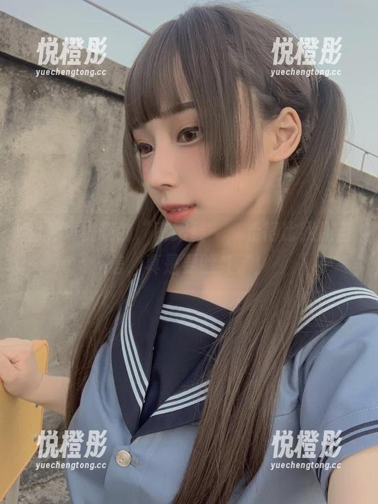 胡桃喵 看看胡桃喵的“高跟鞋”,走得比我还自信,真是要脸红了!
