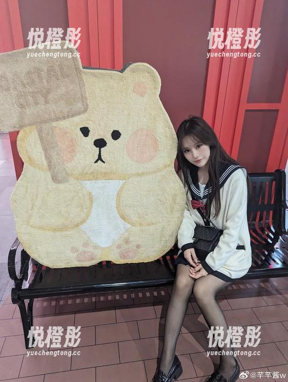 看，这就是芊芊酱w的连体衣——美图里的小心思就在这里！