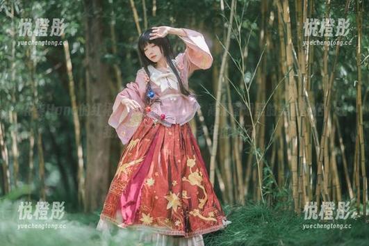 花柒Hana 花柒Hana的红裙,你准备好了吗?高清图册里的美丽翻倍,让我想到了那个失散多年的裙子!