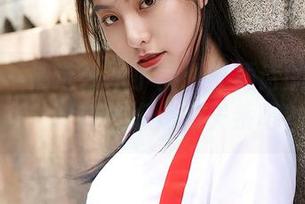 蜜桃社 – 精选艺术小品：李颖诗的瑜伽姿态，和放松好像有关系吧？