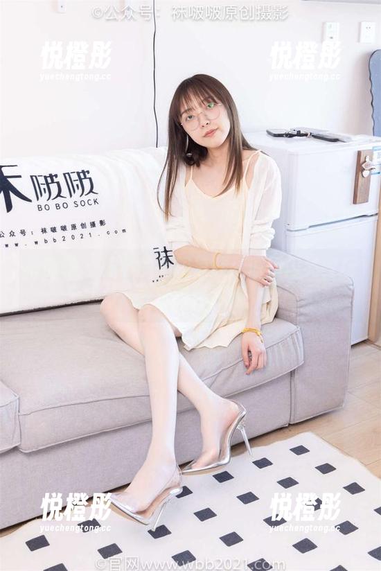 袜啵啵 - 苏苏的高跟凉鞋：原图闪亮登场，分享时尚秘籍！