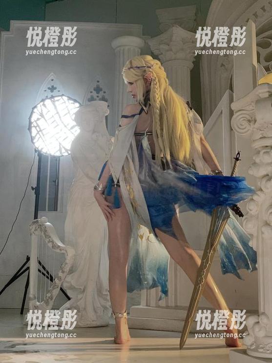西装革履的不如阿薰kaOri的露背毛衣：图库资源好到我想张贴在墙上！