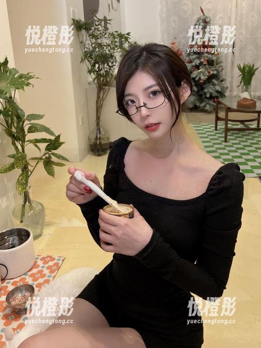 陈妮妮UNI 微密圈 - 陈妮妮UNI的超高清牛仔短裤:套图中的“牛”气哄哄,不看你会后悔!