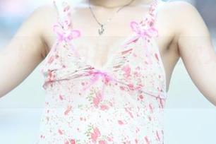 青豆客 – 妮小妖白裙合集：这次又要被她的裙摆撩到吗？