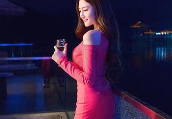 青豆客 – 王婉悠Queen的短裙图集，看似简约，实则优雅有致，快来补充你的资源吧！