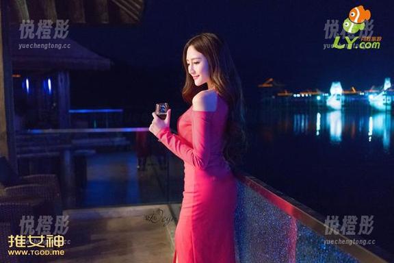 青豆客-王婉悠Queen 青豆客 - 王婉悠Queen的短裙图集,看似简约,实则优雅有致,快来补充你的资源吧!