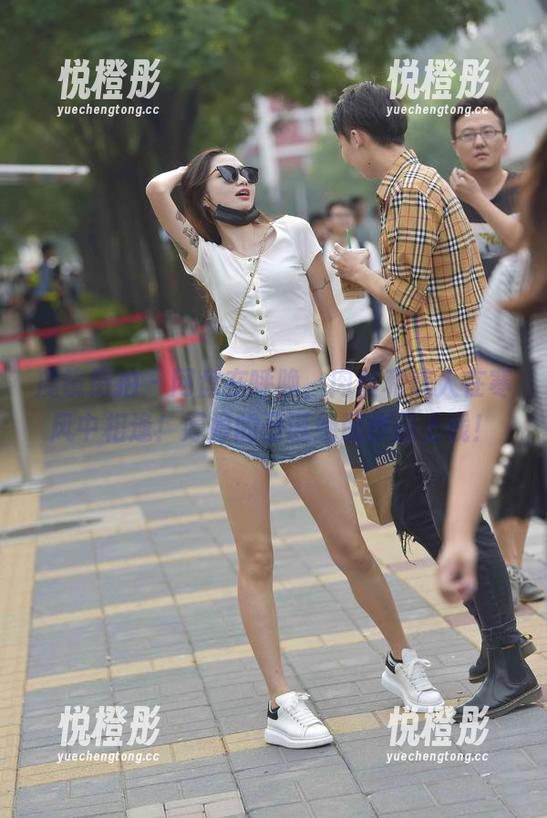 魔镜街拍-婷婷 魔镜街拍 - 网盘在呼唤,肉丝和美人在寒风中相逢!婷婷的圣诞绝配作品上线!