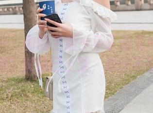 魔镜街拍 – 你的生活少不了曼曼的美图精选：警惕！丝袜已上架，决计不能盗版！