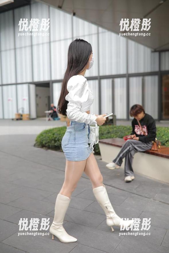 魔镜街拍：高清前卫，一个JK美少女也能画出宇宙来？