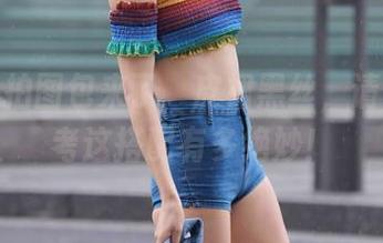魔镜街拍图包来了，皮裙黑丝，请自行思考这搭配有多绝妙！